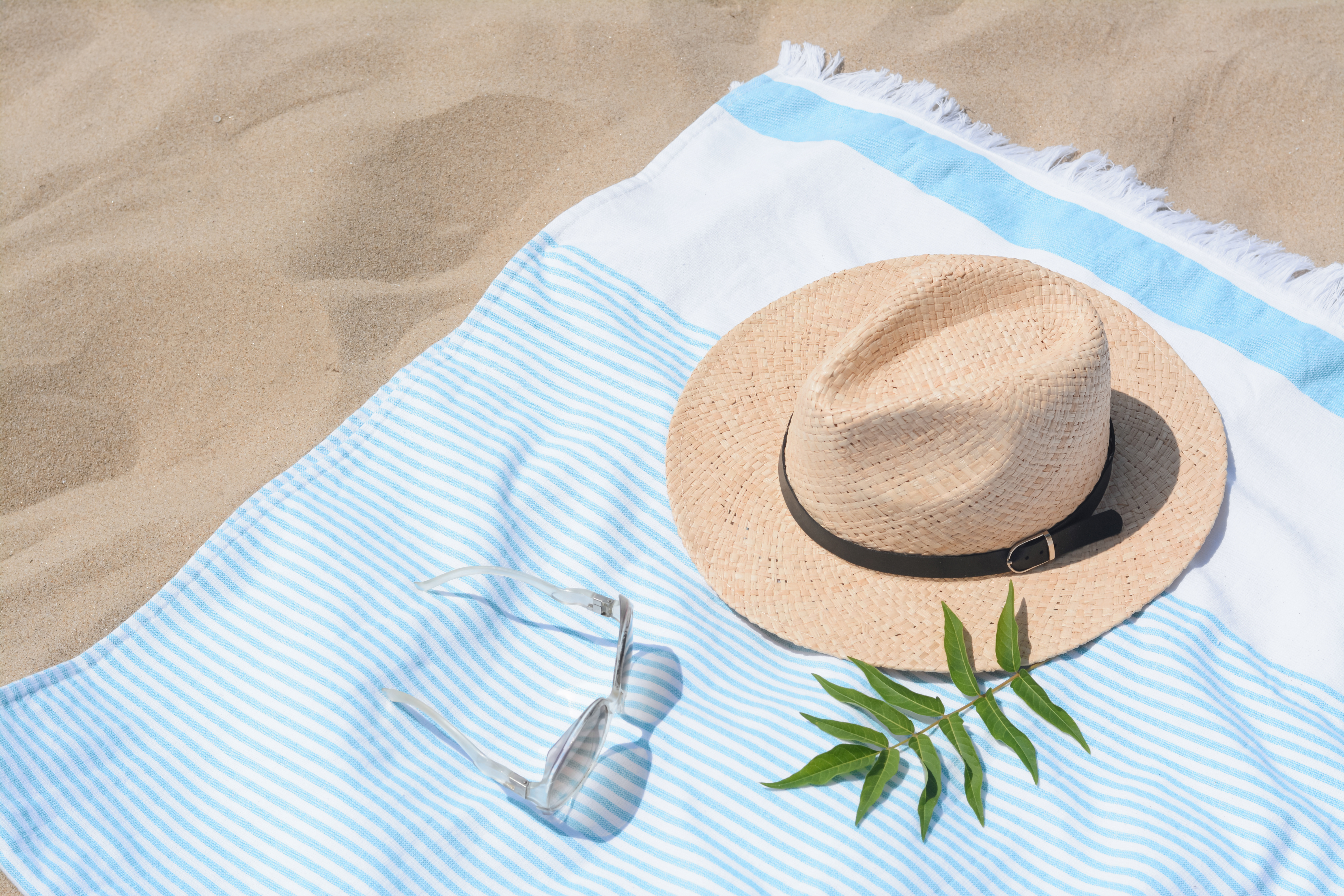 serviette de plage femme visuel d'ambiance fond plage